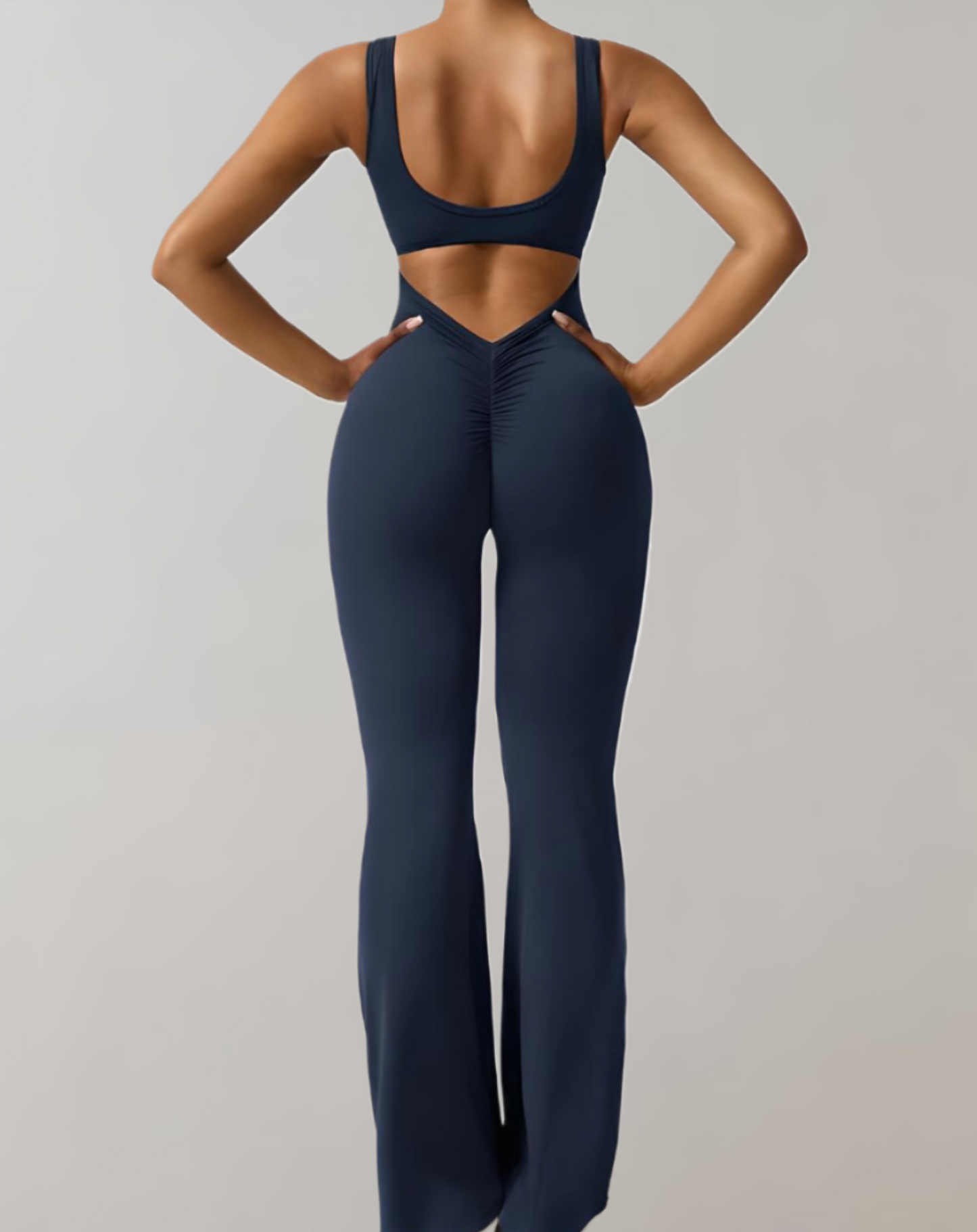 Clémence - Bodycon kombinezon z dekoltem w szpic i spodnie z dzwoneczkami