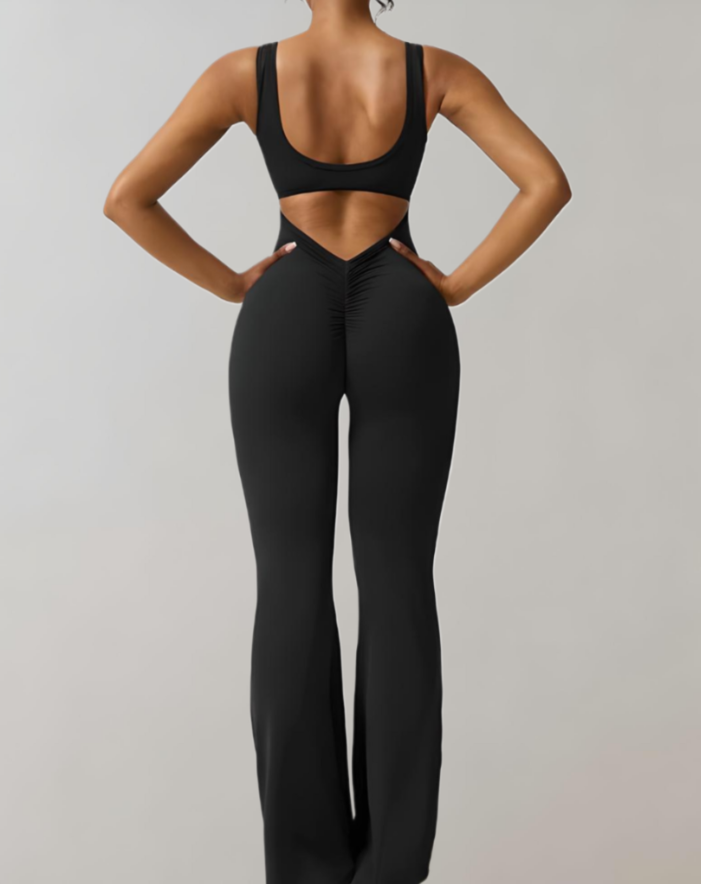 Clémence - Bodycon kombinezon z dekoltem w szpic i spodnie z dzwoneczkami